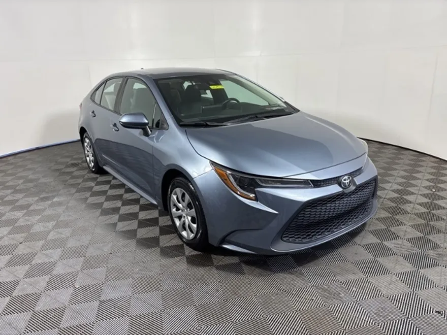 2021 Toyota Corolla LE photo 1
