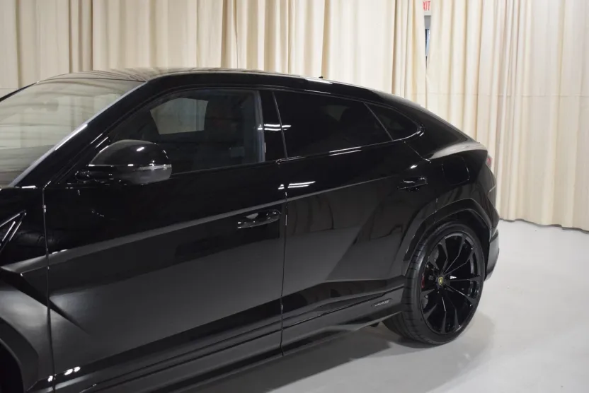 2025 Lamborghini Urus SE photo 1