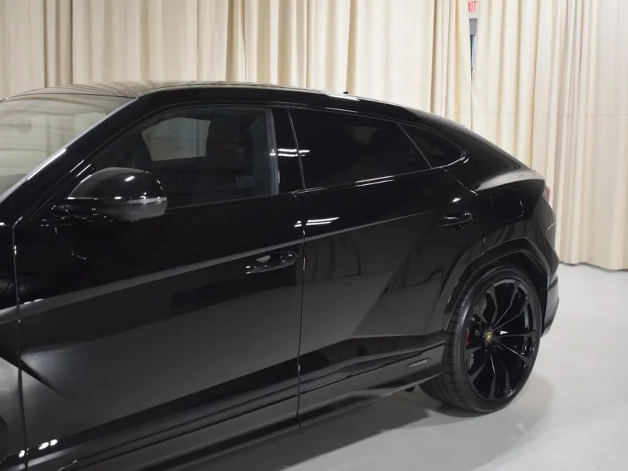 2025 Lamborghini Urus SE photo 1
