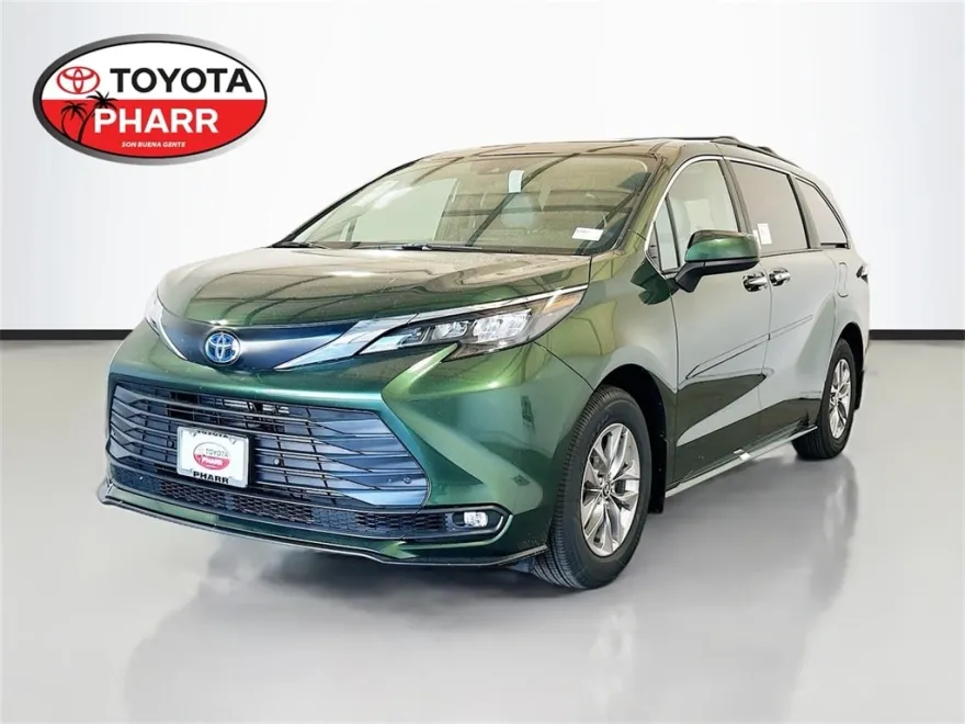 2025 Toyota Sienna XLE photo 1