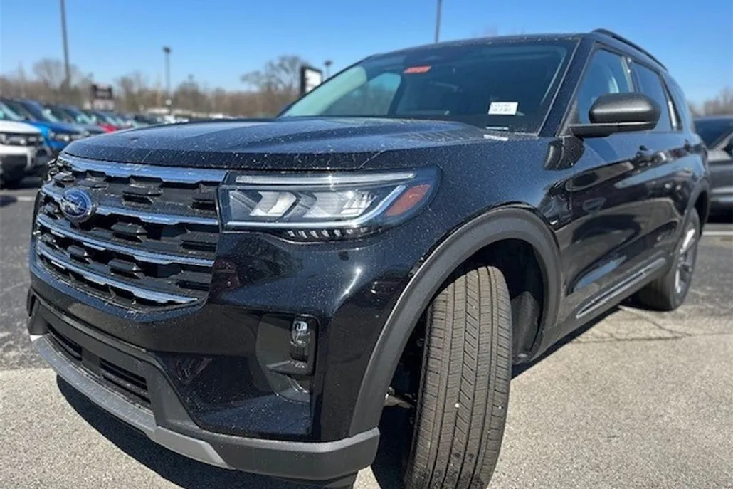 2025 Ford Explorer photo 1