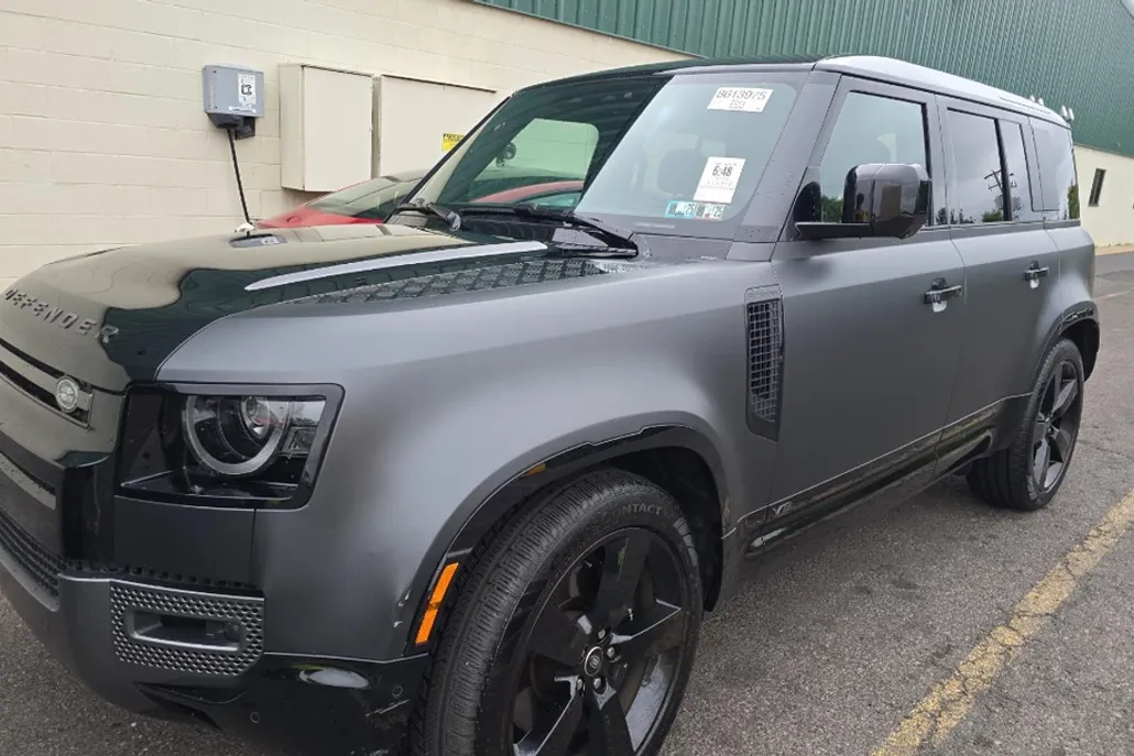 2025 Land Rover Defender 110 V8 photo 1