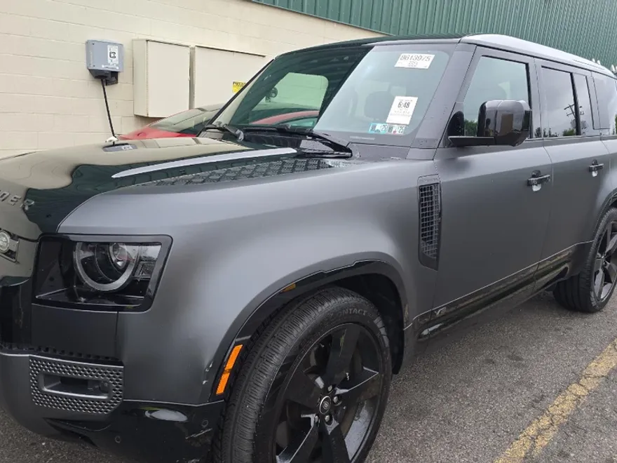 2025 Land Rover Defender 110 V8 photo 1