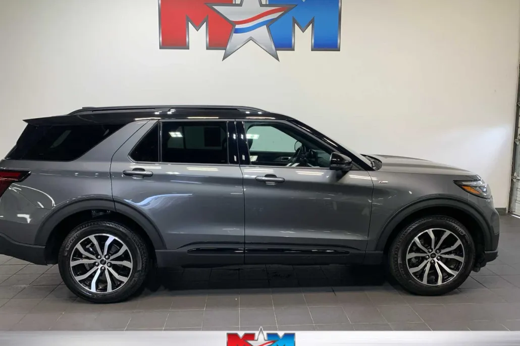 2025 Ford Explorer ST-Line photo 1