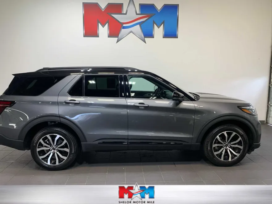 2025 Ford Explorer ST-Line photo 1