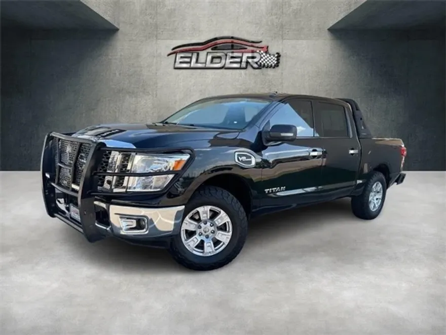 2017 Nissan Titan SV photo 1