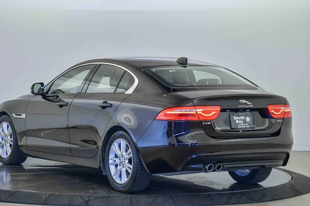 2018 Jaguar XE Premium photo 1
