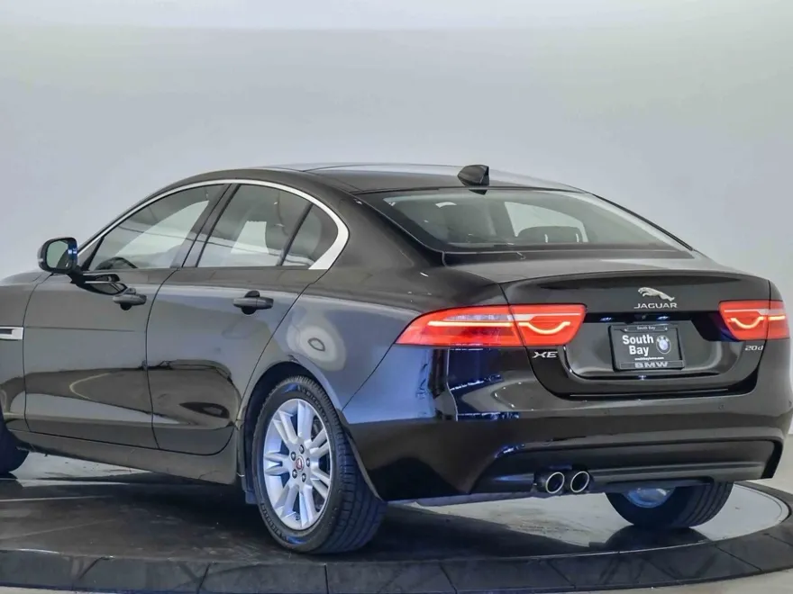 2018 Jaguar XE Premium photo 1