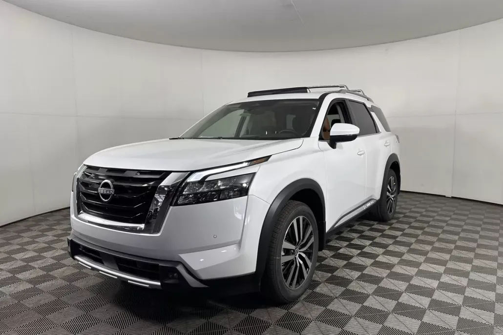 2025 Nissan Pathfinder Platinum photo 1