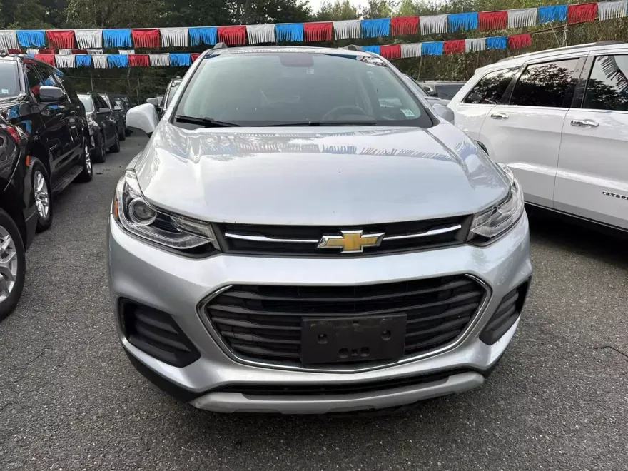 2022 Chevrolet Trax LT photo 1