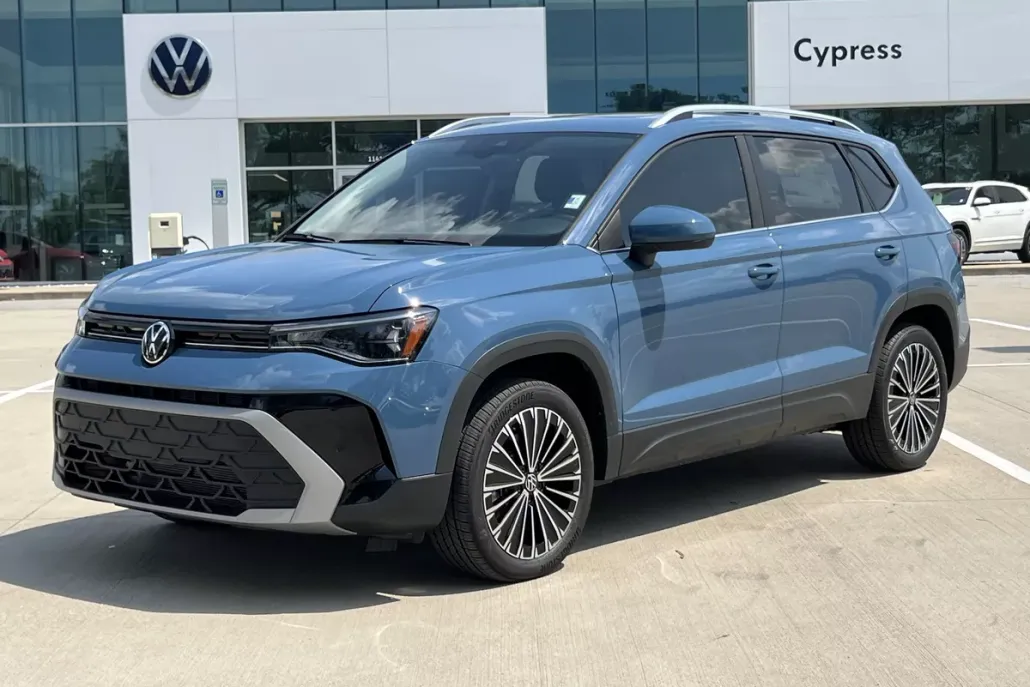 2025 Volkswagen Taos SE photo 1