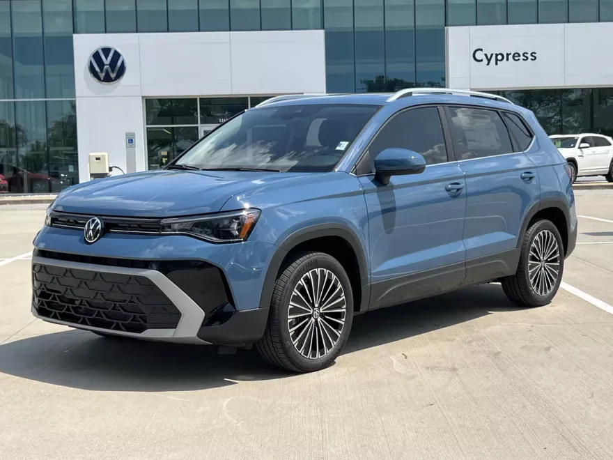 2025 Volkswagen Taos SE photo 1