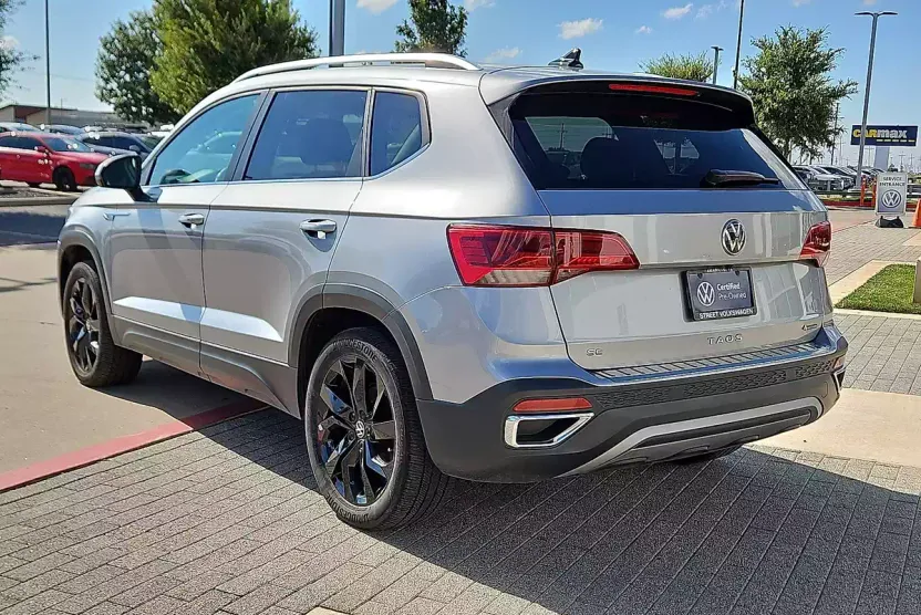 2022 Volkswagen Taos SE photo 1
