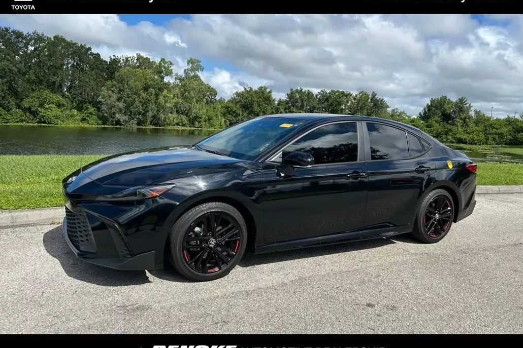 2025 Toyota Camry SE photo 1
