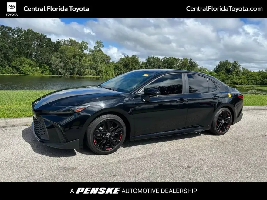 2025 Toyota Camry SE photo 1