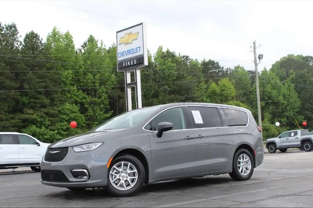 2023 Chrysler Pacifica Touring L photo 1