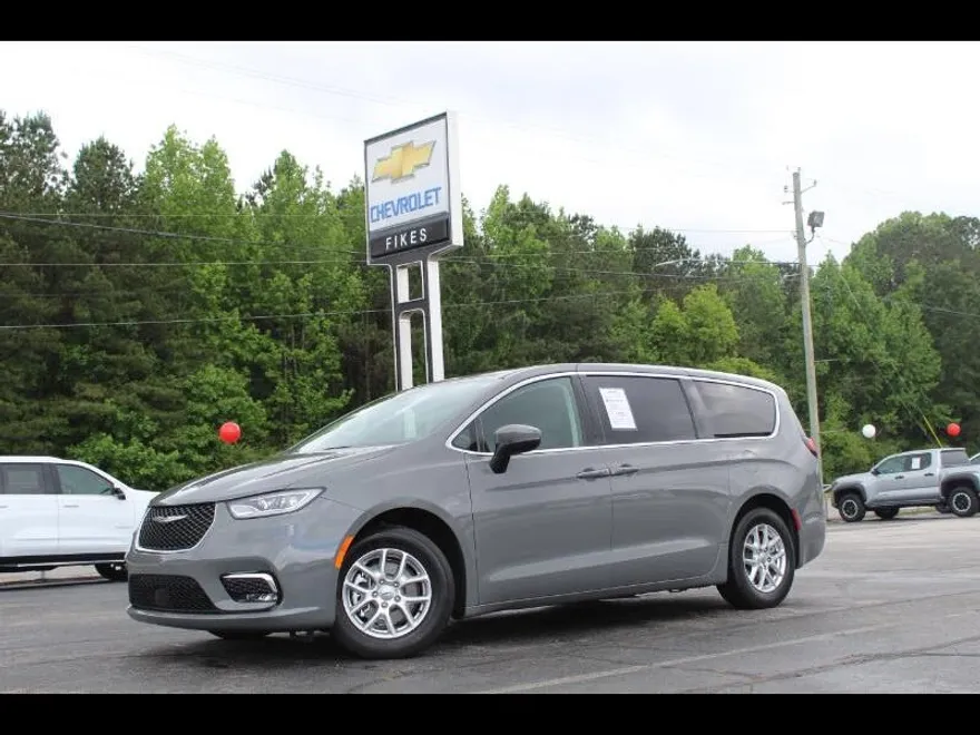 2023 Chrysler Pacifica Touring L photo 1