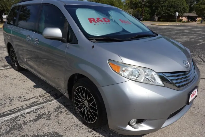 2012 Toyota Sienna Limited photo 1