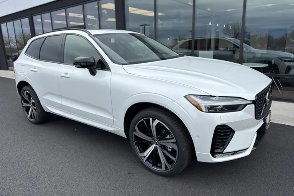 2025 Volvo XC60 B5 photo 1