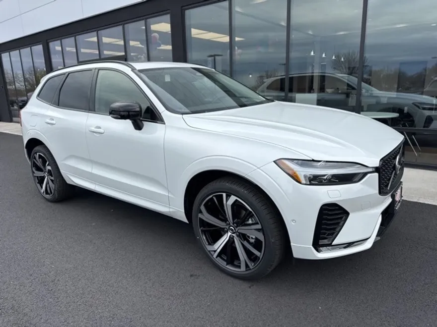 2025 Volvo XC60 B5 photo 1