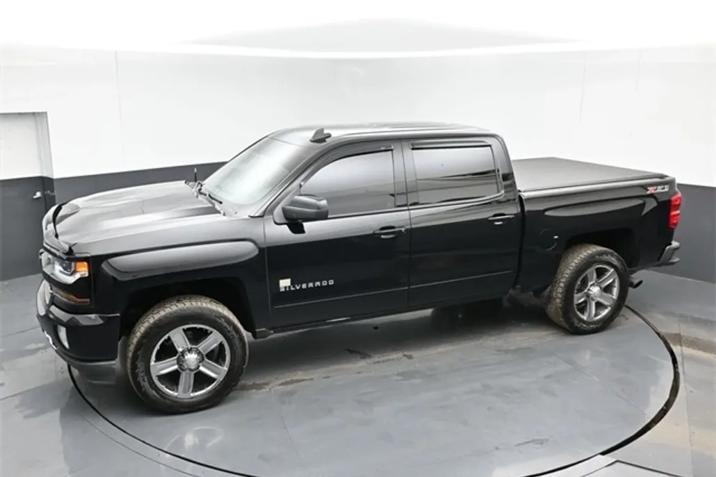 2017 Chevrolet Silverado 1500 LT2 photo 1