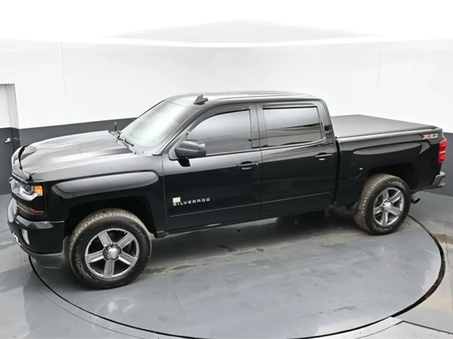 2017 Chevrolet Silverado 1500 LT2 photo 1