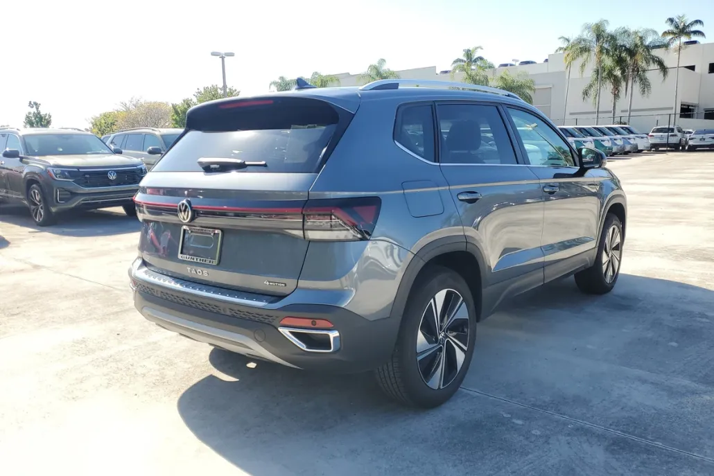2025 Volkswagen Taos SE photo 1