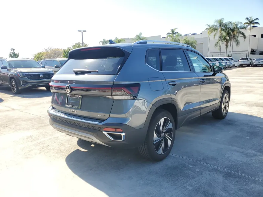 2025 Volkswagen Taos SE photo 1