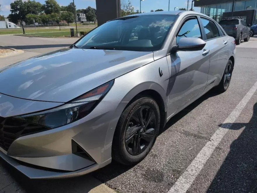 2023 Hyundai Elantra SEL photo 1