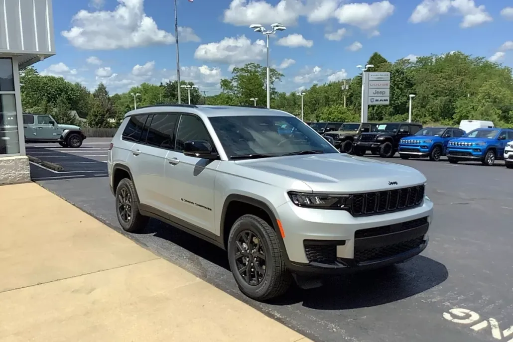 2025 Jeep Grand Cherokee Altitude photo 1
