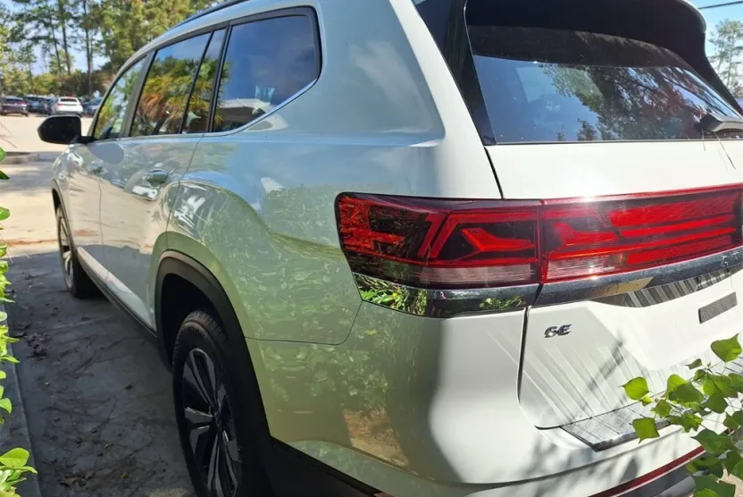 2024 Volkswagen Atlas SE photo 1