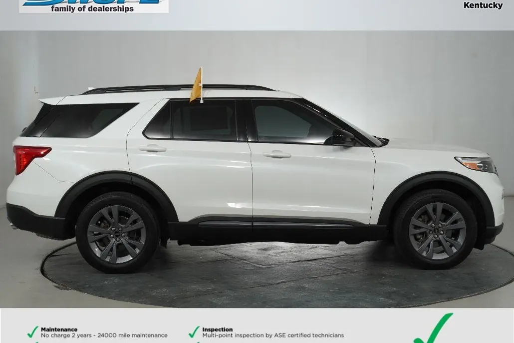2023 Ford Explorer XLT photo 1