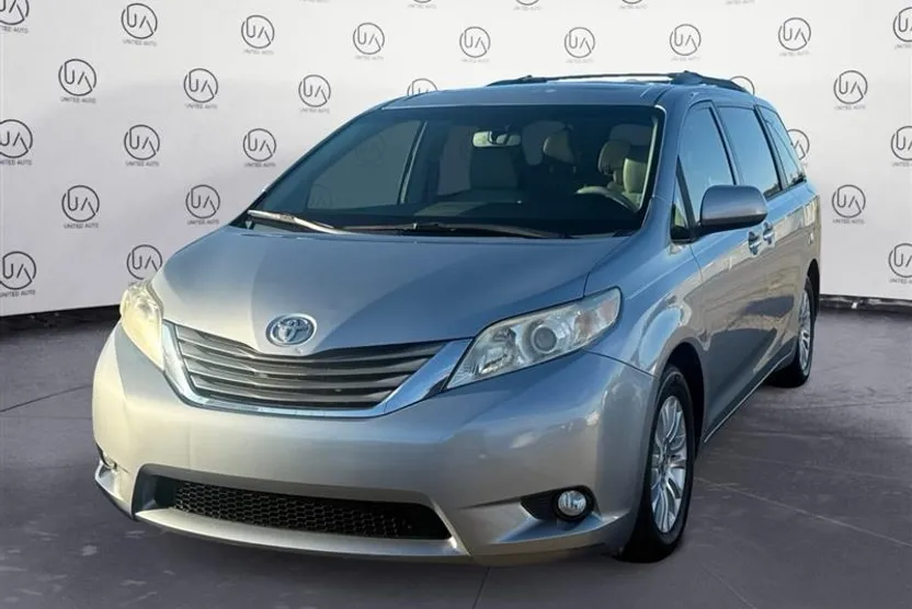 2013 Toyota Sienna XLE Limited photo 1