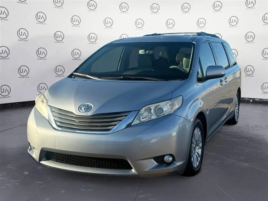 2013 Toyota Sienna XLE Limited photo 1