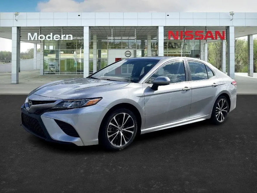 2018 Toyota Camry SE photo 1