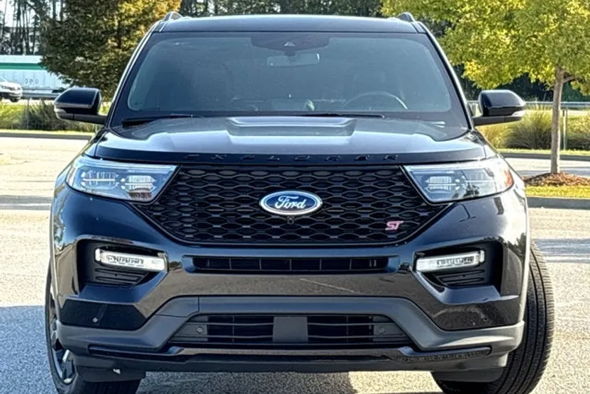 2023 Ford Explorer ST photo 1