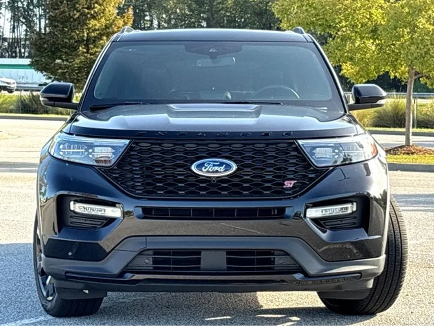 2023 Ford Explorer ST photo 1