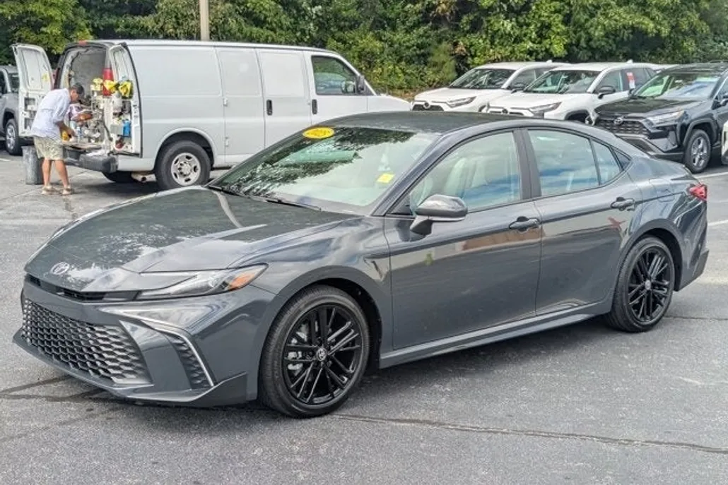 2025 Toyota Camry SE photo 1