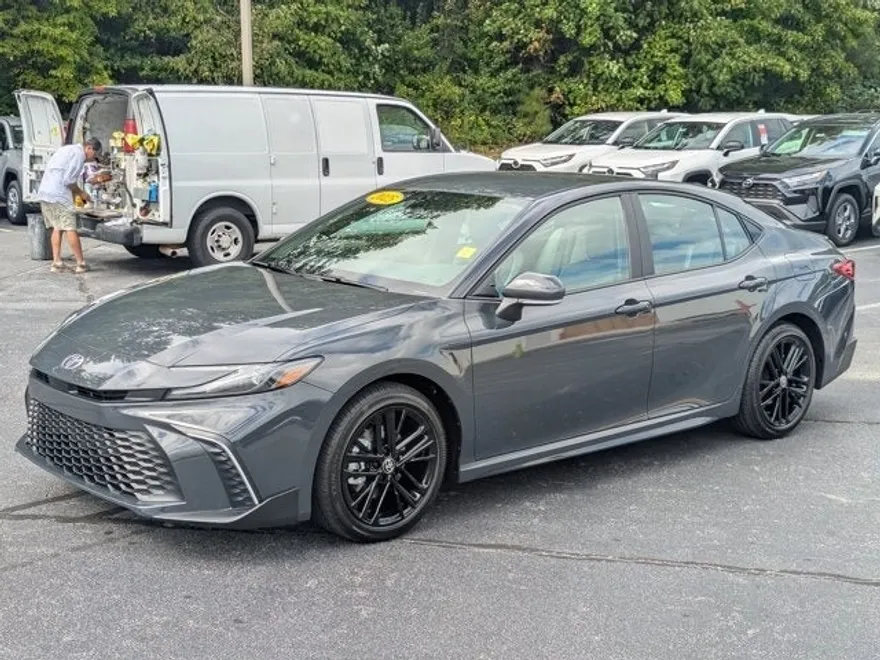 2025 Toyota Camry SE photo 1