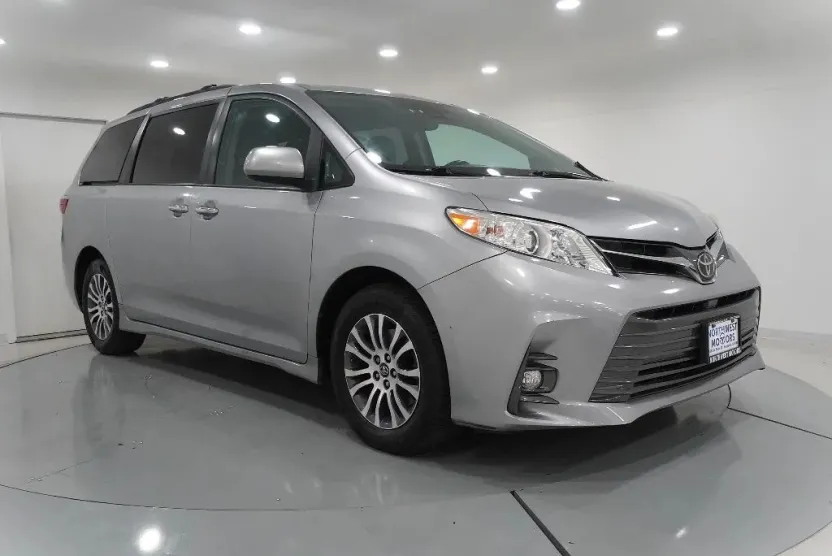 2018 Toyota Sienna XLE photo 1