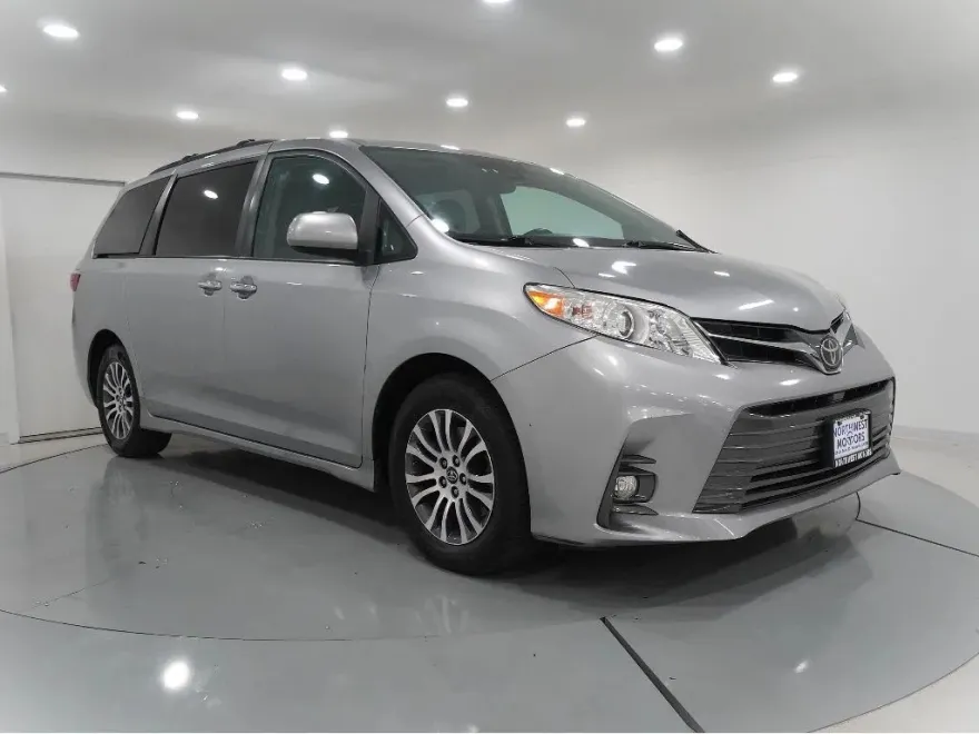 2018 Toyota Sienna XLE photo 1