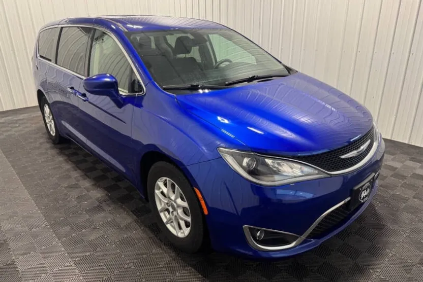 2020 Chrysler Pacifica Touring photo 1