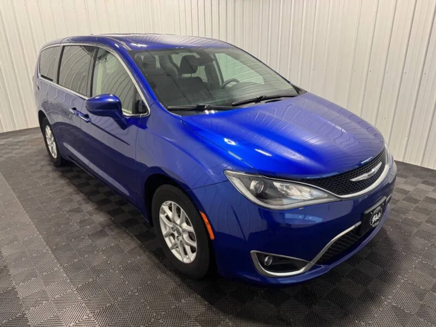 2020 Chrysler Pacifica Touring photo 1