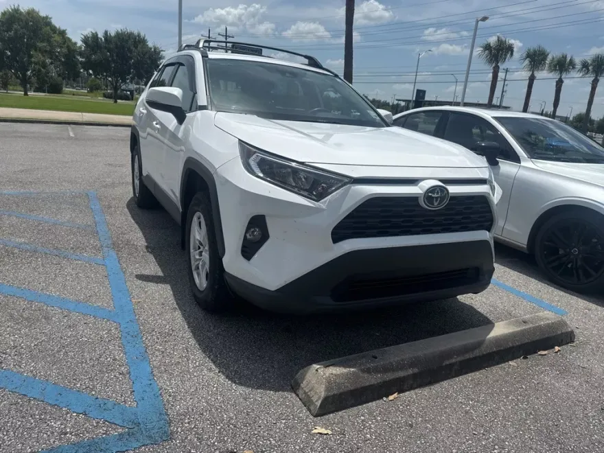 2019 Toyota RAV4 XLE photo 1
