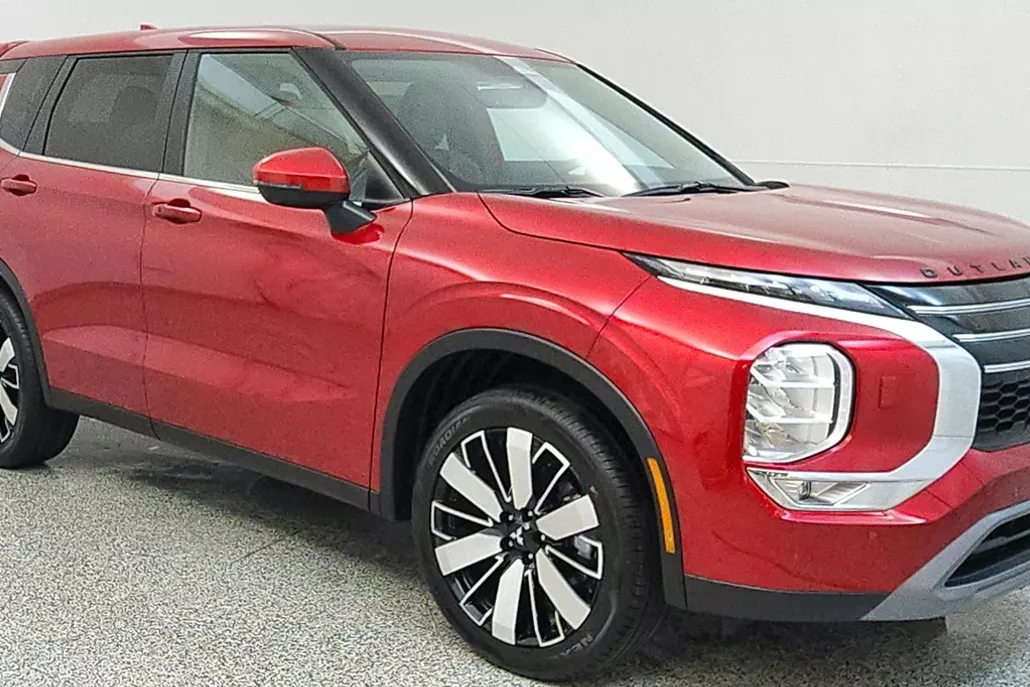 2025 Mitsubishi Outlander SE photo 1