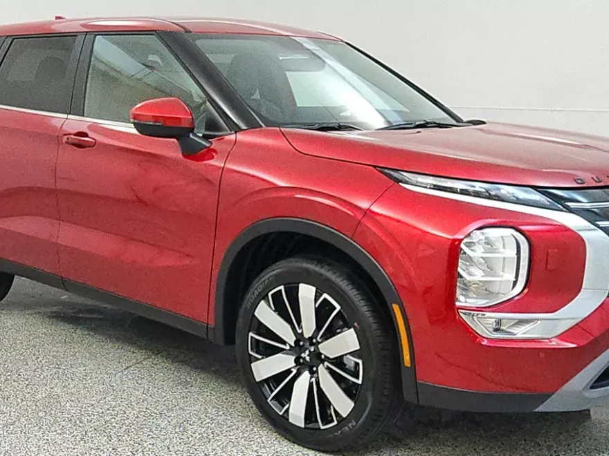 2025 Mitsubishi Outlander SE photo 1