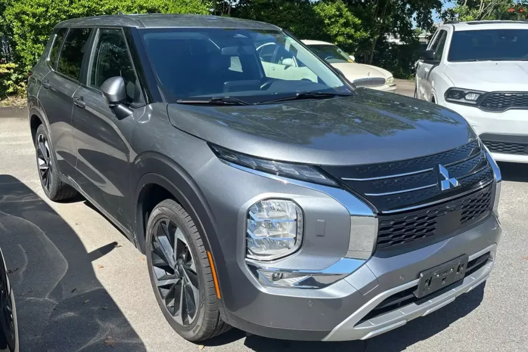 2024 Mitsubishi Outlander SE photo 1