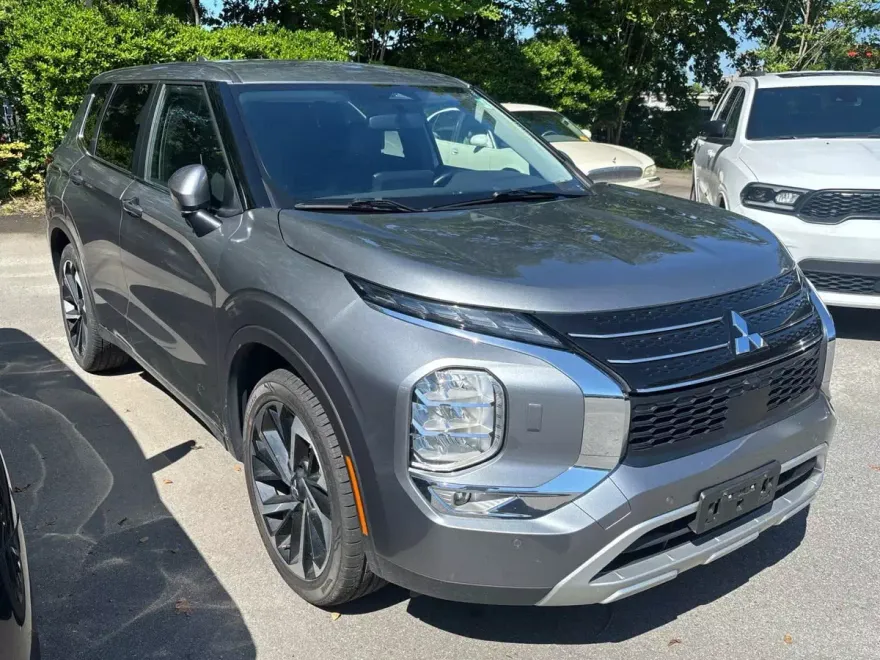 2024 Mitsubishi Outlander SE photo 1