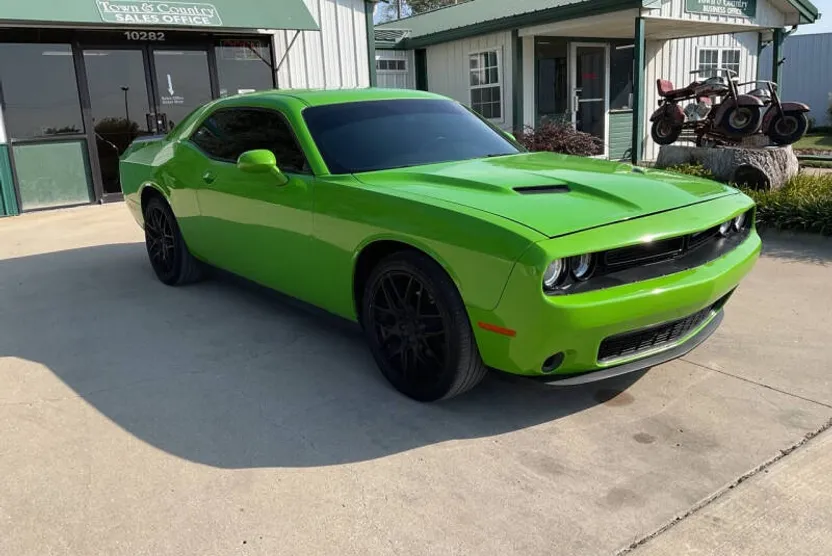 2017 Dodge Challenger SXT photo 1