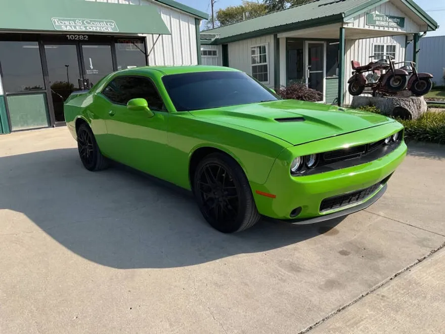 2017 Dodge Challenger SXT photo 1